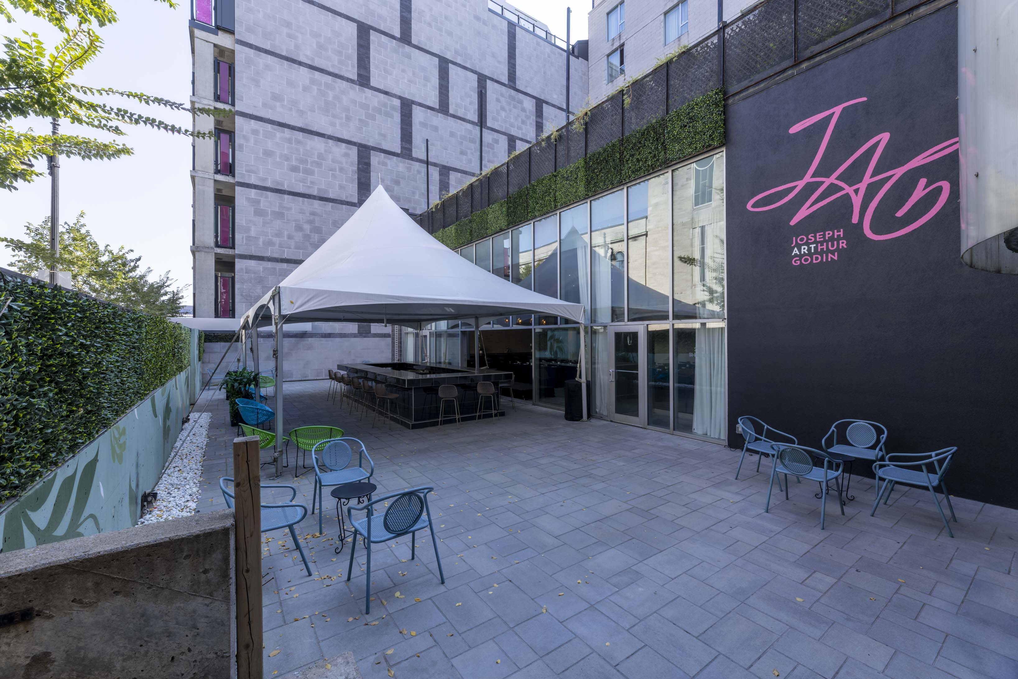 un patio avec une tente blanche et des chaises