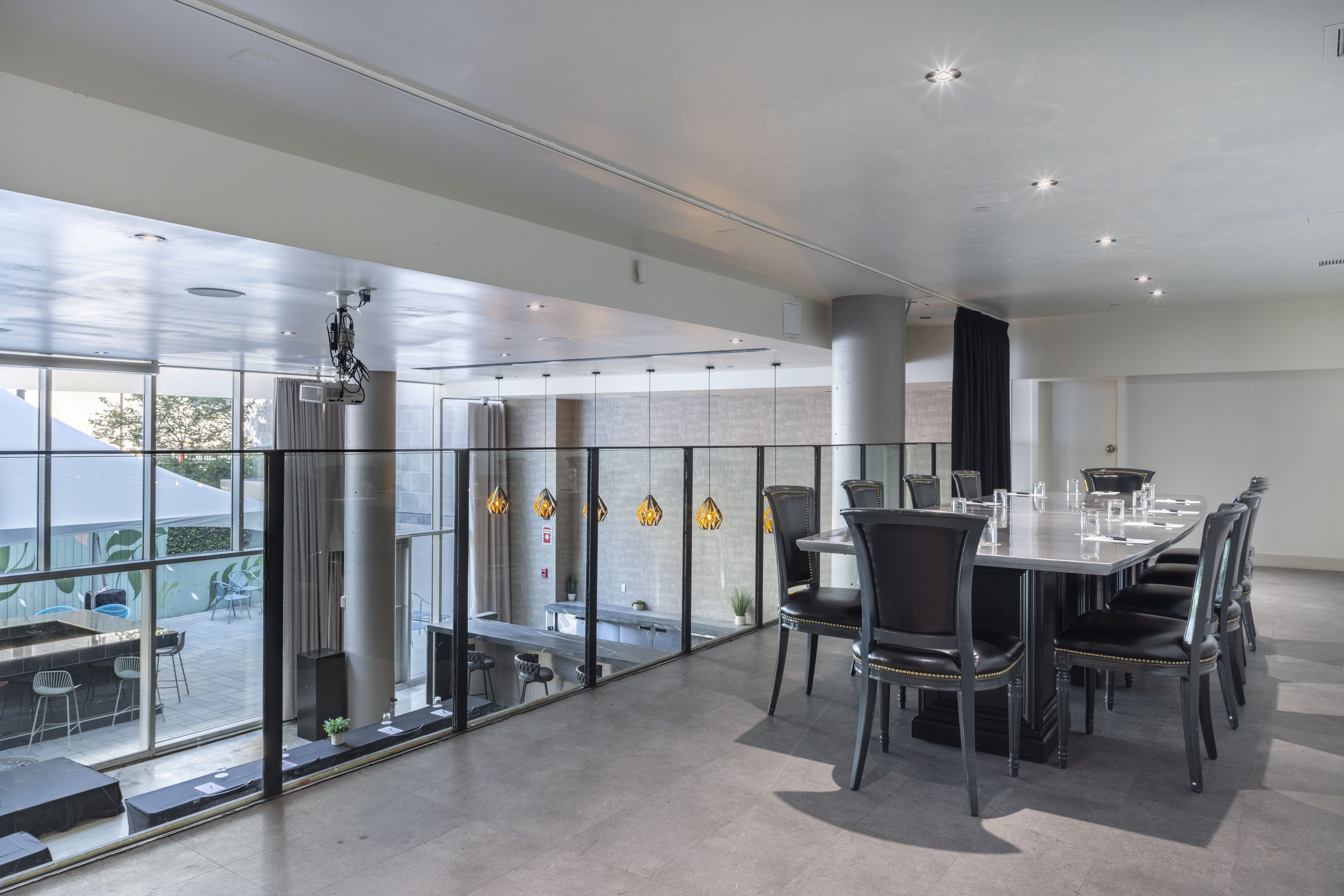une salle avec une table et des chaises