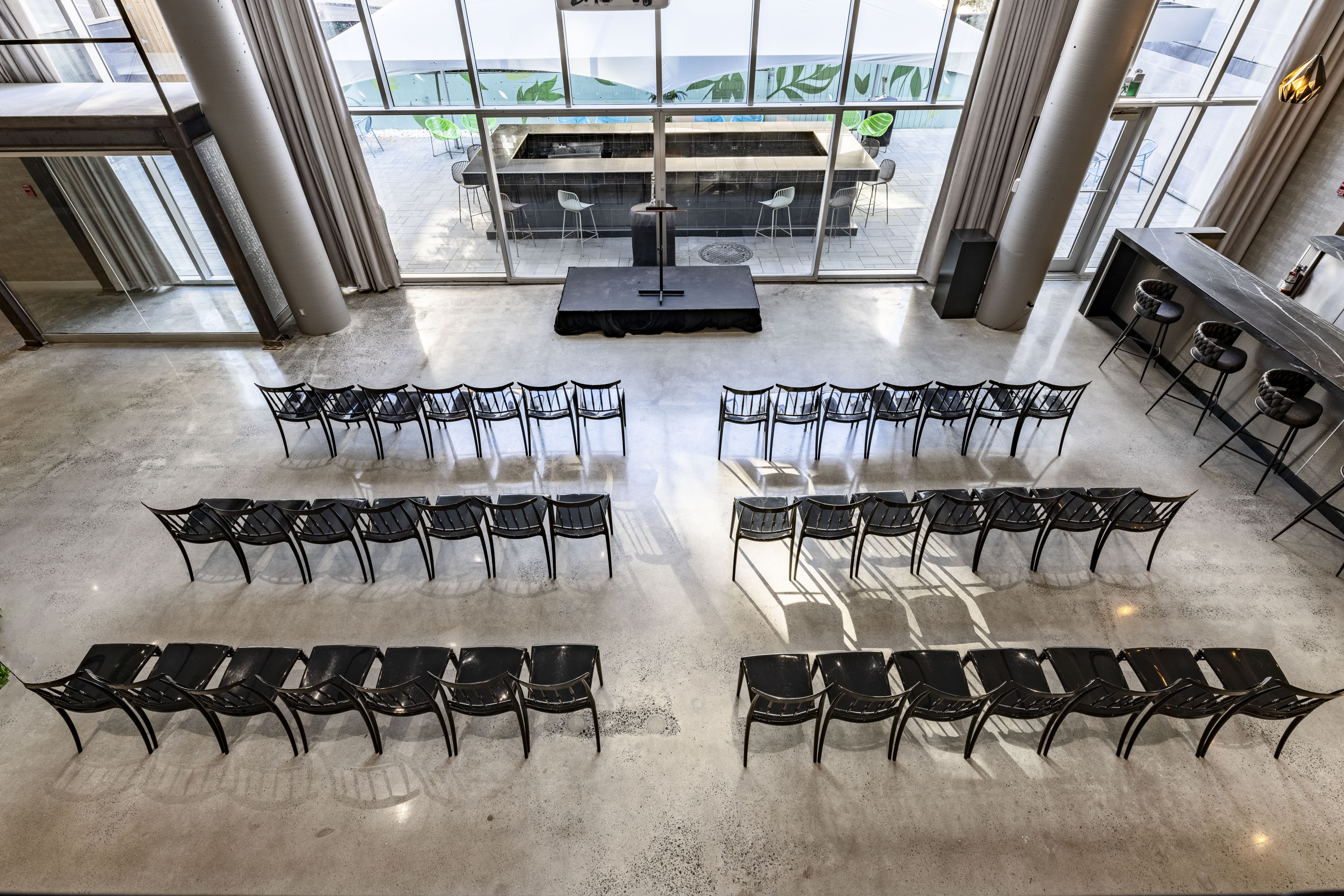 un groupe de chaises dans une salle