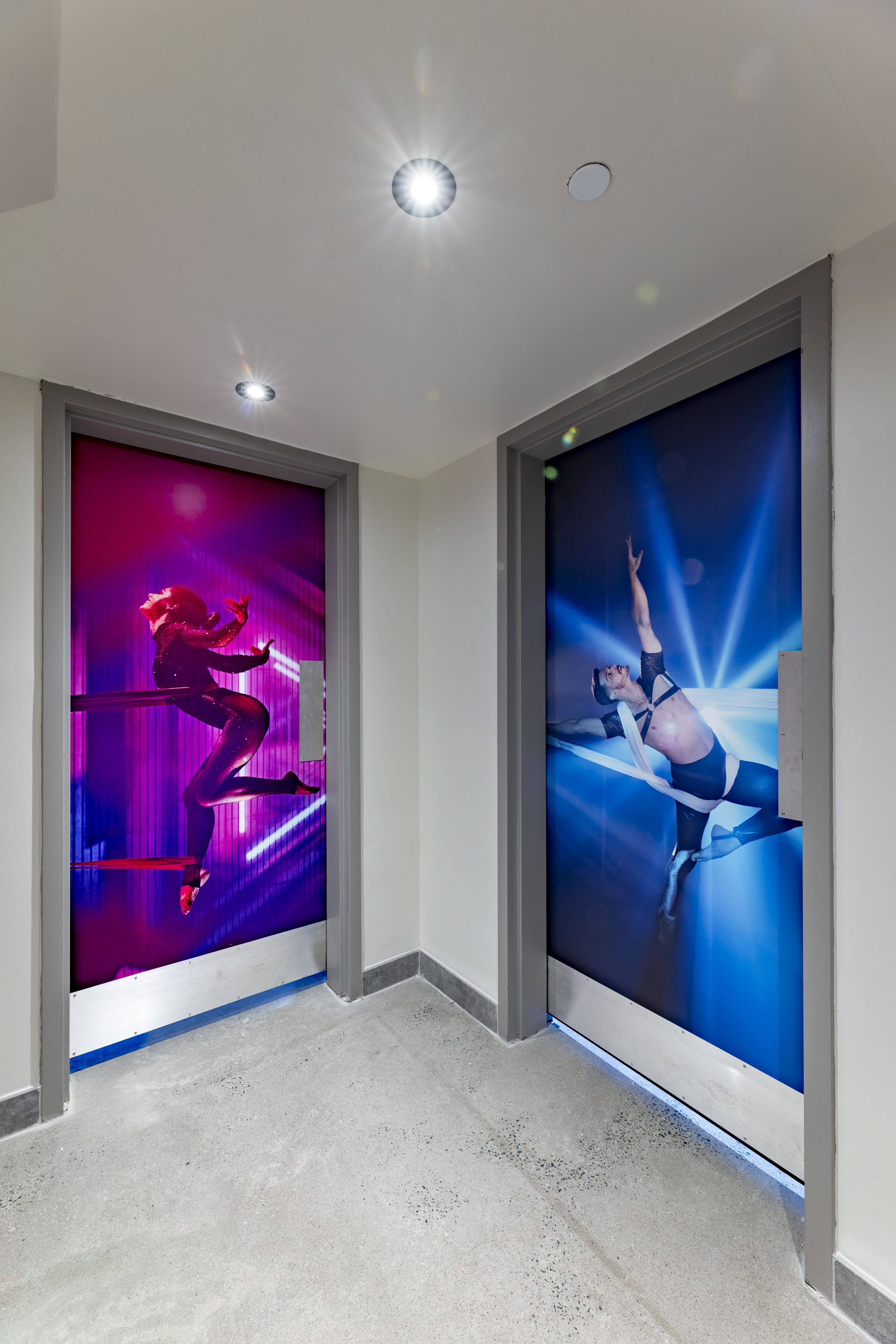 deux portes avec des images d'une femme dansante