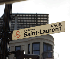 une enseigne de rue avec un bâtiment en arrière-plan